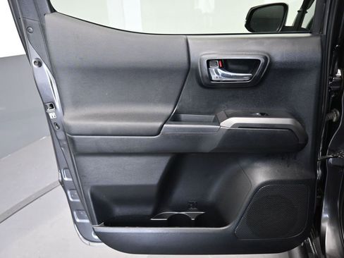 Used 2017 Toyota Tacoma TRD Off-Road image 31