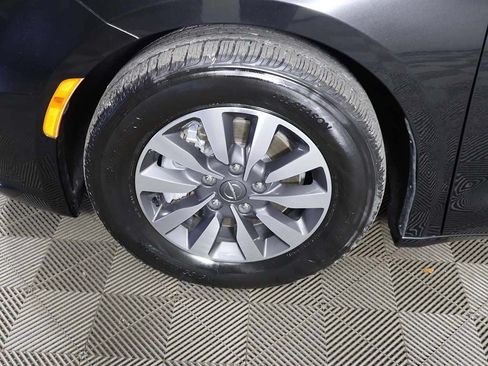 Used 2023 Chrysler Pacifica Touring-L FWD image 18