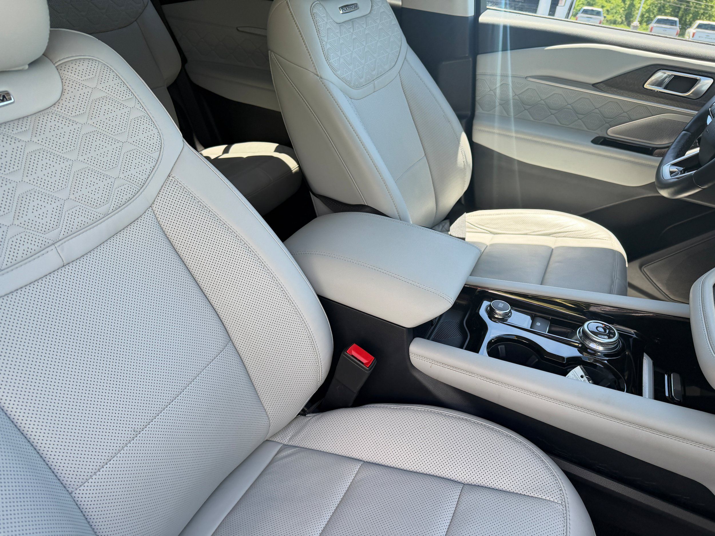 Certified 2025 Ford Explorer Platinum w/ LUX Leather Package AWD/4WD image 24