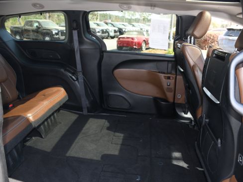 Used 2017 Chrysler Pacifica Limited w/ UConnect Theater Package image 21