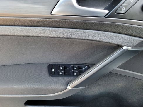 Used 2018 Volkswagen e-Golf SE image 18