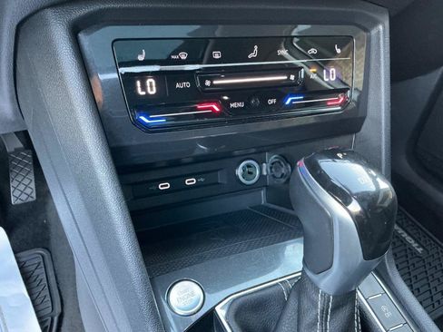 Used 2022 Volkswagen Tiguan SE w/ Panoramic Sunroof Package FWD image 22