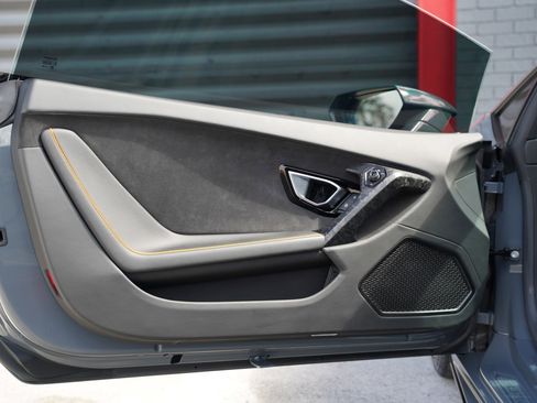 Used 2021 Lamborghini Huracan EVO image 16