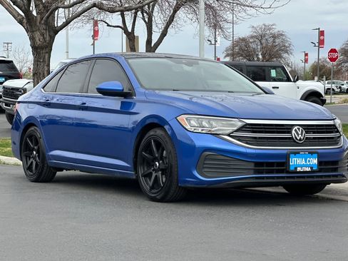 Used 2022 Volkswagen Jetta SE image 9