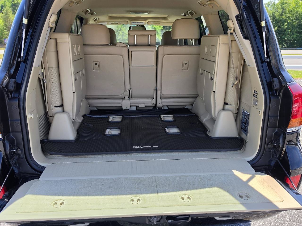 Used 2009 Lexus LX 570 4WD w/ Preferred Accessory Pkg image 7