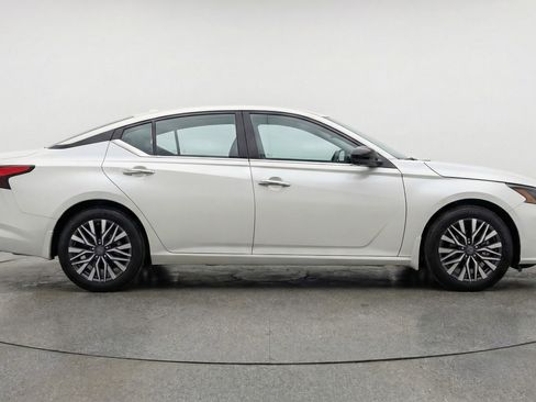 Used 2025 Nissan Altima 2.5 SV image 11