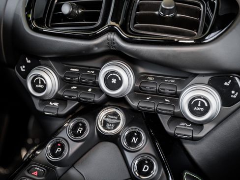 Used 2020 Aston Martin V8 Vantage Coupe RWD image 22