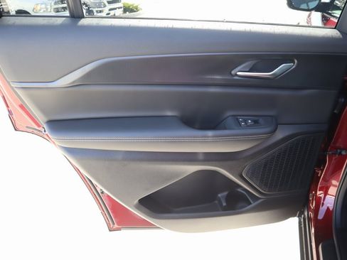 New 2025 Jeep Grand Cherokee L Altitude image 18