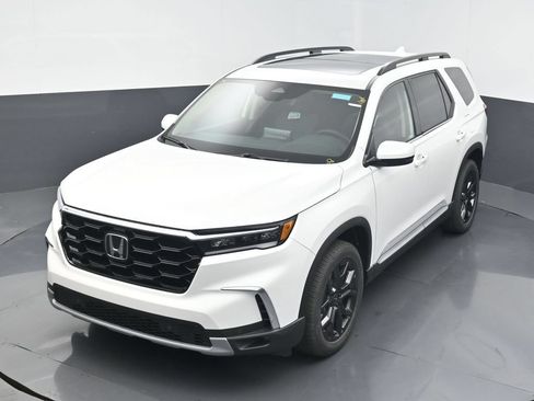 Used 2025 Honda Pilot Touring image 9