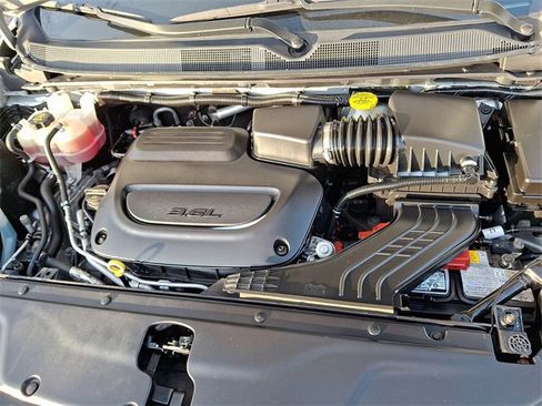 Used 2023 Chrysler Pacifica Touring-L image 27