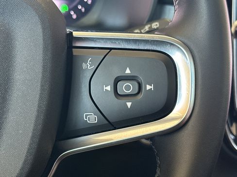 Certified 2025 Volvo XC40 B5 Plus AWD/4WD image 29