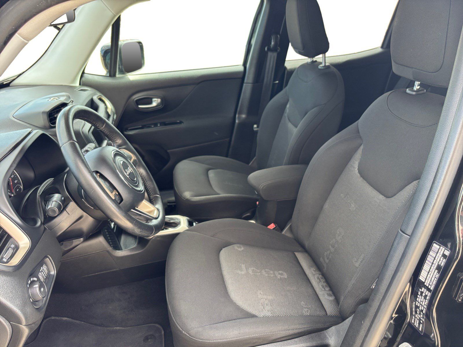 Used 2017 Jeep Renegade Latitude FWD image 10