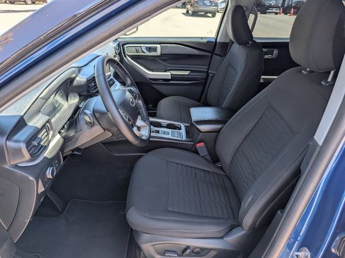 Used 2021 Ford Explorer XLT RWD image 2