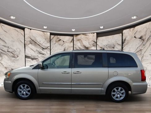 Used 2013 Chrysler Town & Country Touring FWD image 9