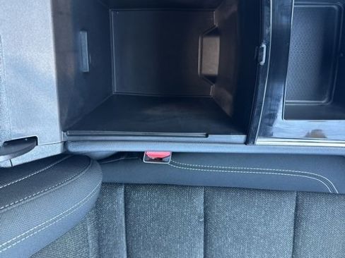 Used 2025 Chevrolet Traverse LT image 36