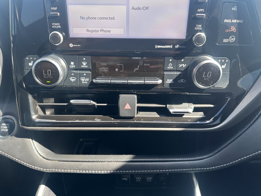 Used 2021 Toyota Highlander XLE AWD/4WD image 18