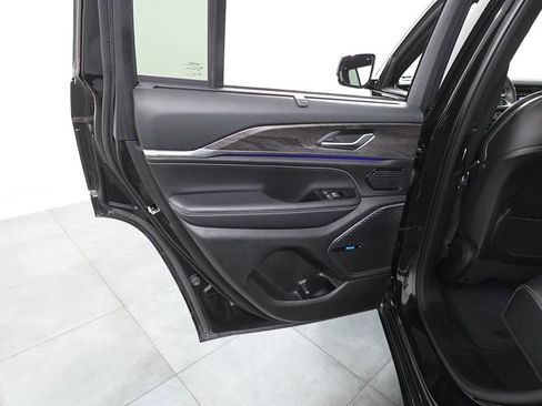 Used 2022 Jeep Grand Cherokee Overland w/ Adv Protech Group III image 24