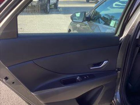 Used 2025 Hyundai Elantra SEL FWD image 11