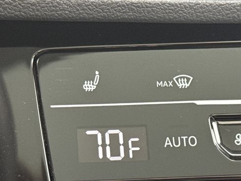 Certified 2025 Volkswagen Jetta SE w/ Sunroof Package image 14