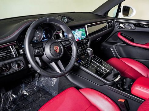 Certified 2025 Porsche Macan AWD/4WD image 4