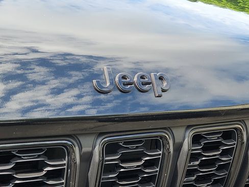 Certified 2025 Jeep Grand Cherokee Altitude AWD/4WD image 32