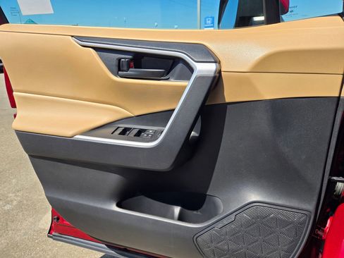 Used 2021 Toyota RAV4 LE FWD image 26