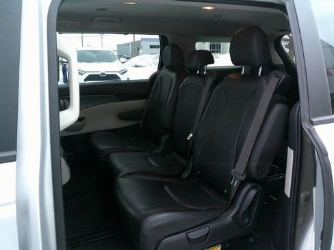 Used 2023 Kia Carnival LX image 21