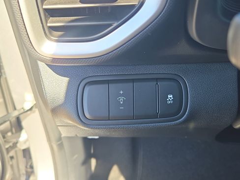 Used 2025 Hyundai Venue SE image 24