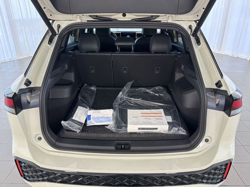 New 2026 Volkswagen Tiguan SE R-Line FWD image 33