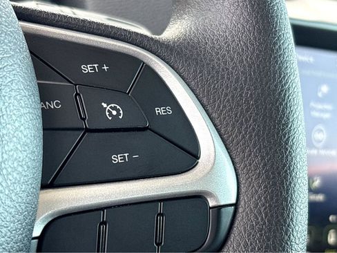 Used 2023 Jeep Renegade Latitude AWD/4WD image 15