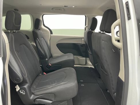 Used 2022 Chrysler Voyager LX FWD image 33