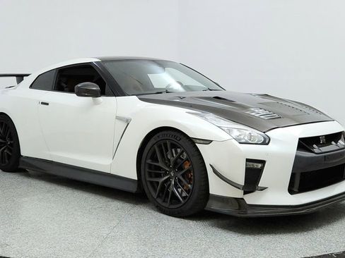 Used 2017 Nissan GT-R Premium w/ Premium Interior Package image 7