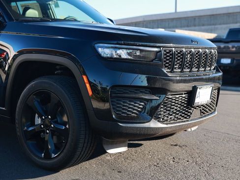 New 2025 Jeep Grand Cherokee Altitude image 7
