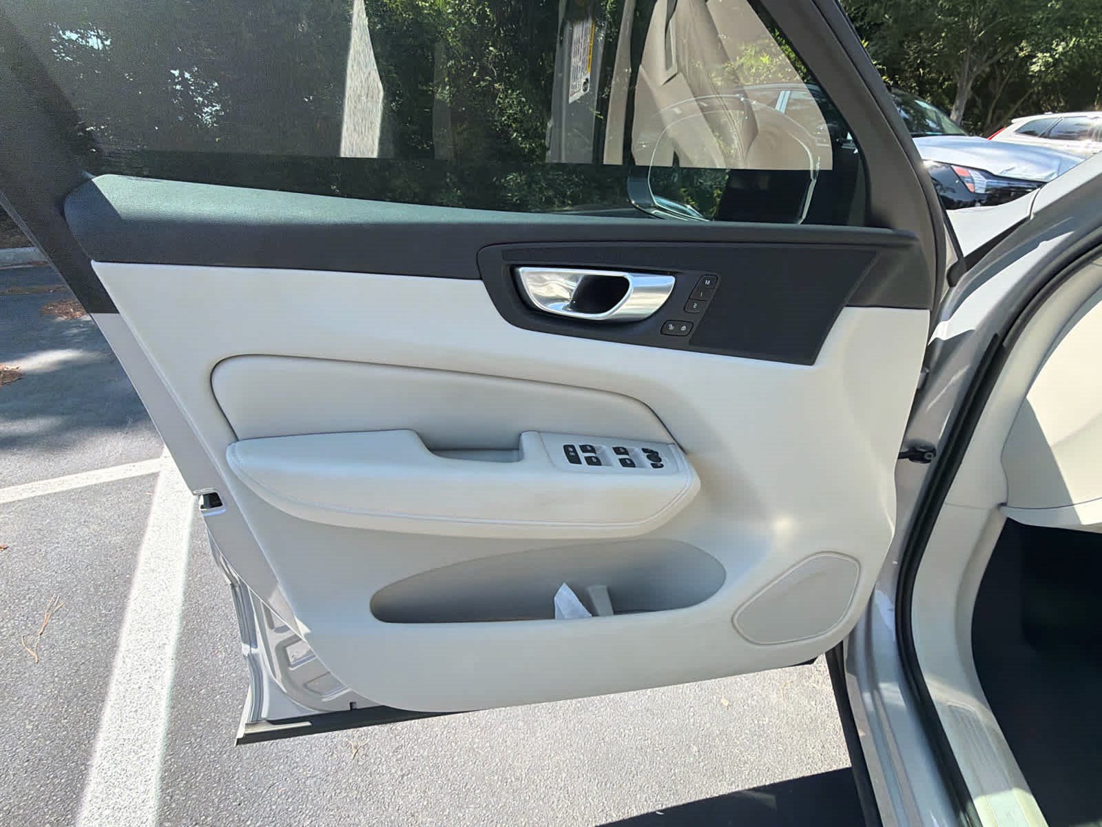 Used 2024 Volvo XC60 B5 Plus w/ Protection Package Premier AWD/4WD image 25