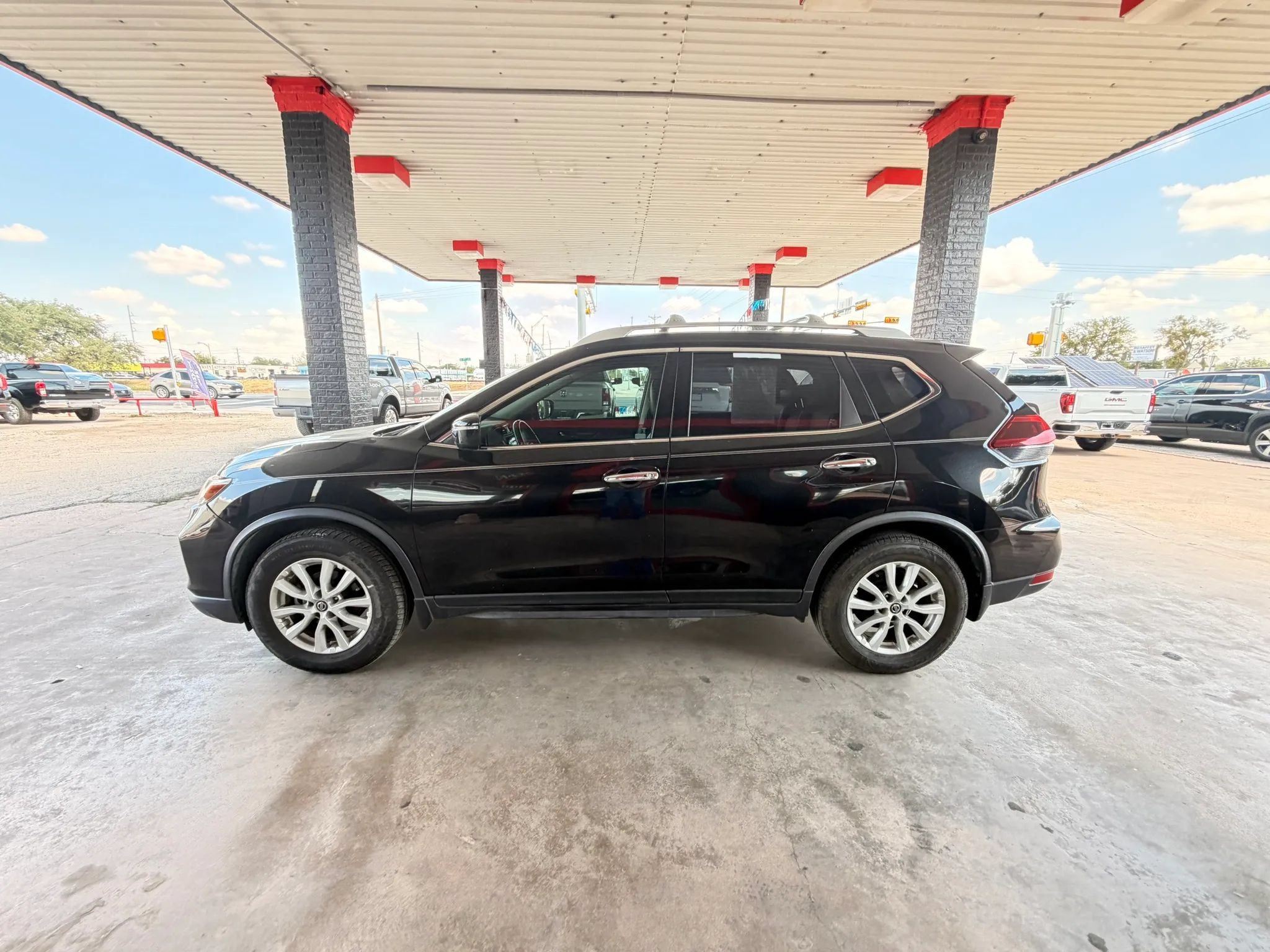 Used 2020 Nissan Rogue SV FWD image 2