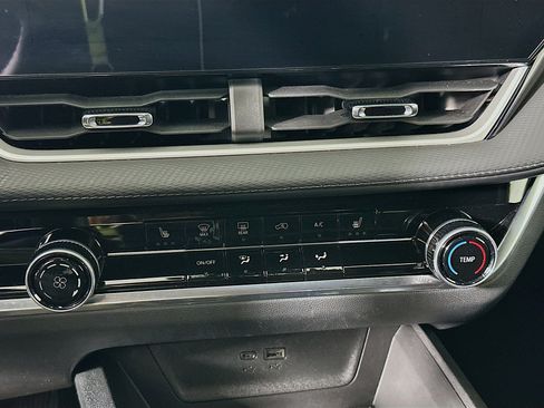 Used 2025 Chevrolet Equinox LT image 24