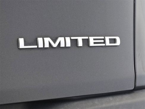 Used 2016 Jeep Cherokee Limited image 12