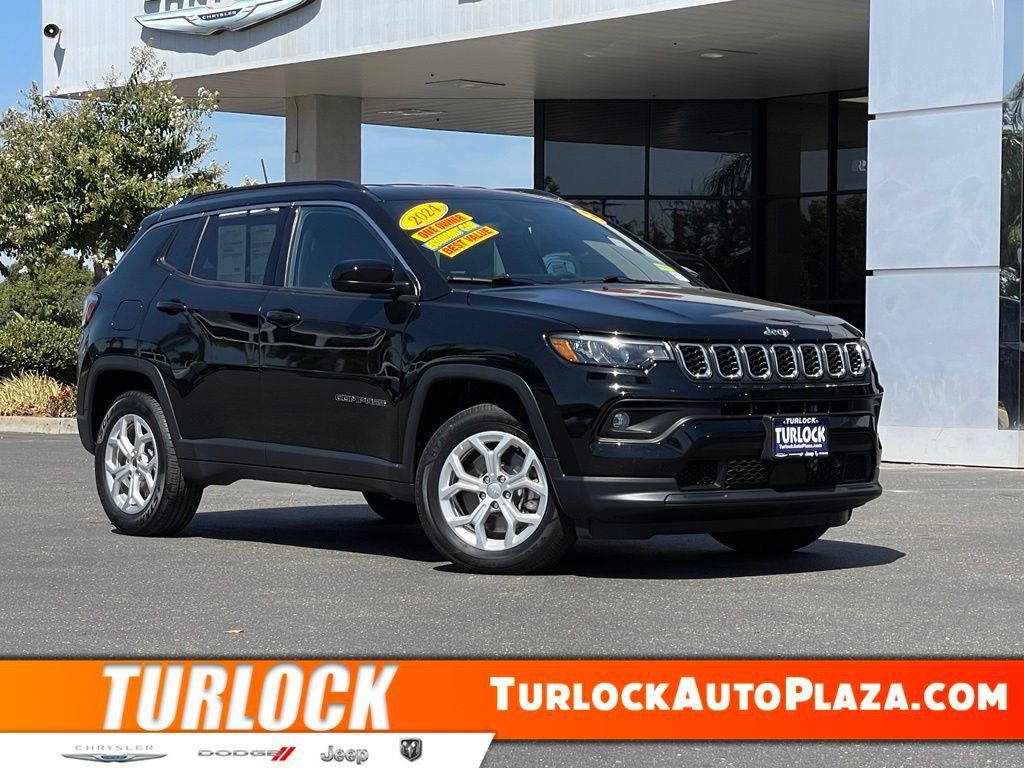 Used 2024 Jeep Compass Latitude AWD/4WD image 1