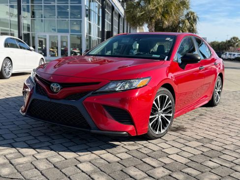Used 2020 Toyota Camry SE image 3