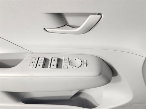 Certified 2025 Hyundai Kona SEL image 9