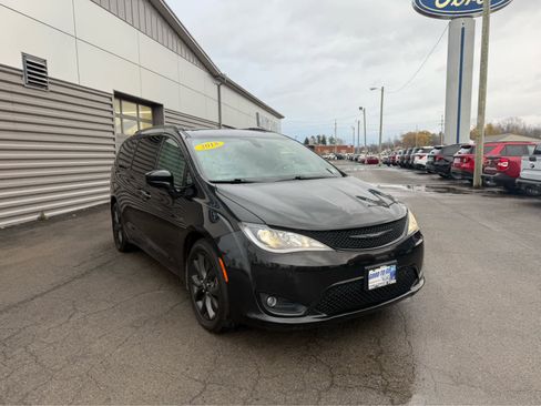 Used 2018 Chrysler Pacifica Touring-L Plus w/ S Appearance Package image 2
