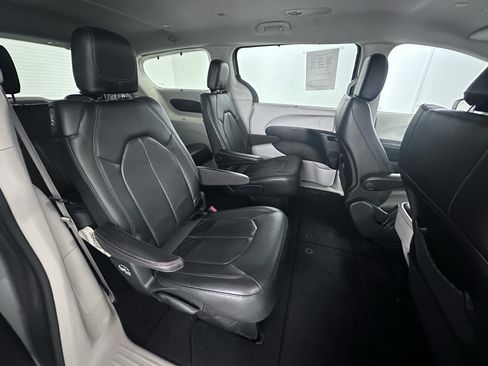 Used 2020 Chrysler Pacifica Touring-L FWD image 37