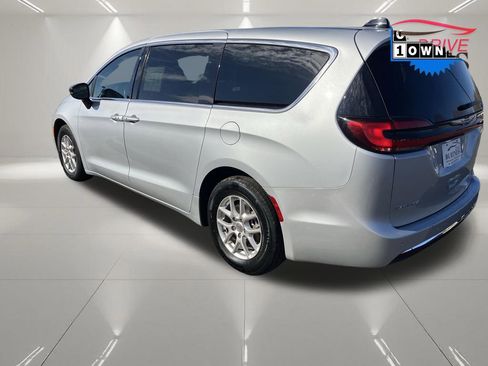 Used 2024 Chrysler Pacifica Touring-L FWD image 12