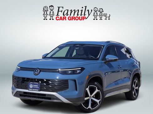 Used 2025 Volkswagen Tiguan SE FWD image 1