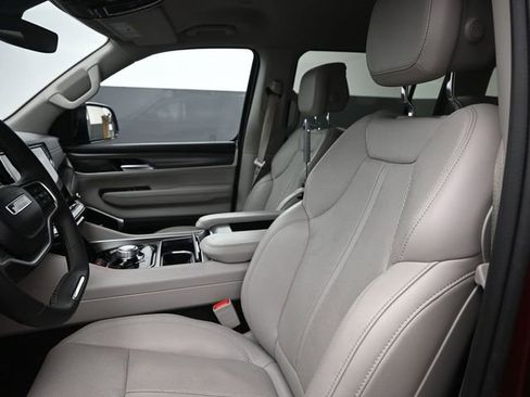 Used 2024 Jeep Wagoneer Series II w/ Flexible Seating Group image 8