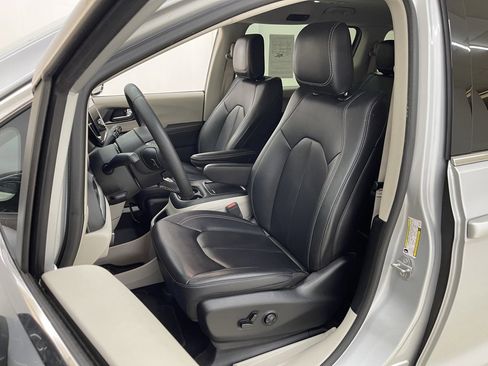 Used 2024 Chrysler Pacifica Select image 20