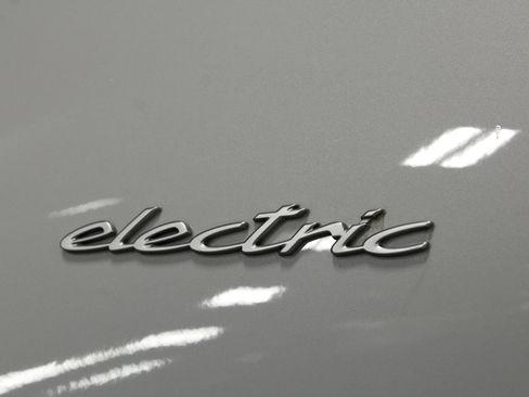 Certified 2025 Porsche Macan Electric RWD image 22