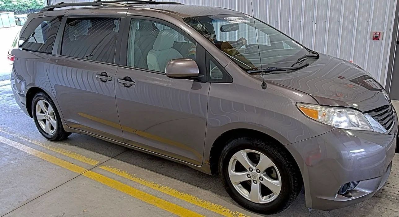Used 2012 Toyota Sienna LE FWD image 2