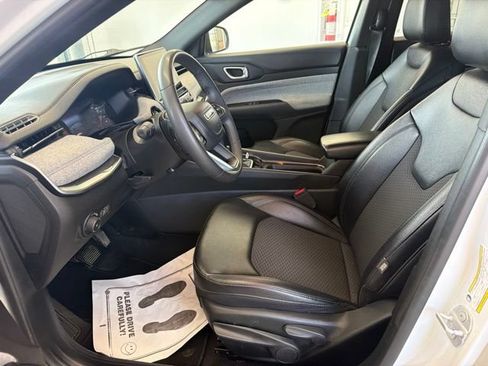 Used 2024 Jeep Compass Latitude AWD/4WD image 15