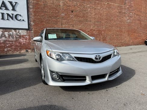 Used 2012 Toyota Camry SE image 2